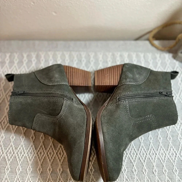 Diba Sophia Green Suede Ankle Boots. Size 7.5, 2 1/2” heel. Side Zipper. - Picture 7 of 9
